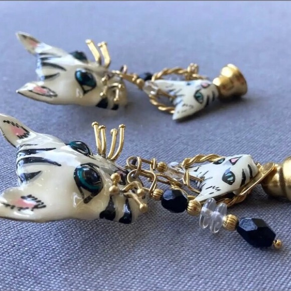 Lunch At The Ritz Cat Face Earrings - Picture 3 of 6